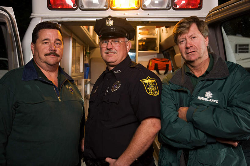 胡须,三个人,同事,交警,站,双手交叉,横图,室外,夜晚,正面,工作服,制服,成功,合作,团队,集体,信心,汽车,救护车,帽子,一辆,阴影,光线,影子,灯光,注视,手叉腰,队伍,车,交通工具,叉腰,观察,看,站着,医护人员,医疗人员,军帽,观看,察看,急救,领导,双手抱胸,双手叉腰,成就,关注,载具,抢救,合伙,领袖,一顶,工作制服,男人,男性,中年男性,胡子,小胡子,交通管理员,交通警察,站立,半身,彩图,工作套服