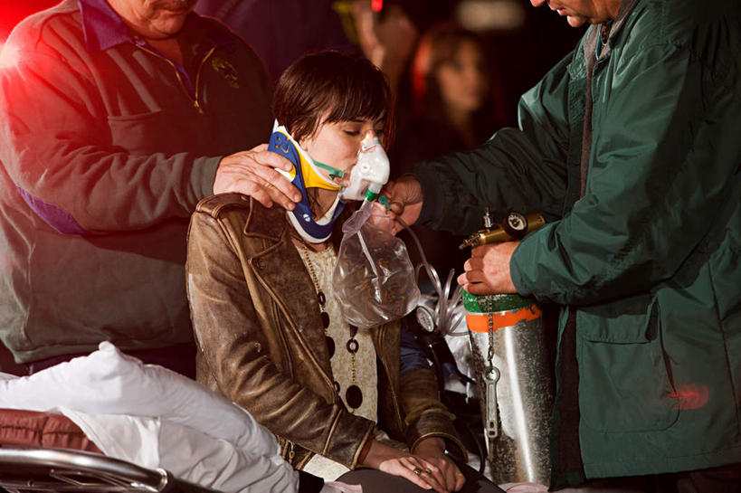 西方人,三个人,医生,坐,横图,室外,夜晚,正面,工作服,制服,安全,欧洲,欧洲人,握,服装,朦胧,模糊,医学,红绿灯,信号灯,交通,注视,休闲装,衣服,红色,医疗用品,观察,看,医护人员,医疗人员,休闲,休闲服,氧气瓶,警示,握着,服饰,观看,察看,医疗,医疗设备,氧气面罩,关注,提示,医疗器械,流通,交通信号灯,行人信号灯,工作制服,伊丽莎白圈,男人,男性,年轻女性,女人,女性,中年男性,白种人,大夫,坐着,半身,彩图,工作套服