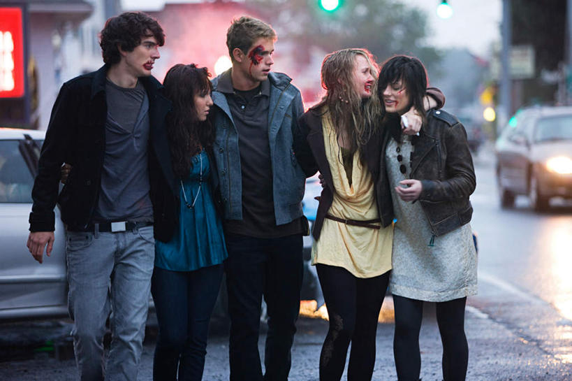 西方人,伙伴,朋友,站,哭,横图,室外,白天,正面,友谊,安全,道路,路,公路,汽车,欧洲,欧洲人,五个人,阴影,服装,朦胧,模糊,光线,影子,红绿灯,灯光,分界线,停车线,信号灯,交通,许多人,休闲装,车,衣服,红色,绿色,交通工具,轿车,站着,一群人,休闲,休闲服,血液,警示,搭,眼泪,服饰,车行道,车行道分界线,害怕,伤口,泪水,搭着,胆怯,提示,灾难,载具,标线,流通,车祸,车行线,交通信号灯,行人信号灯,畏惧,劫难,磨难,灾祸,友情,男人,男性,年轻男性,年轻女性,女人,女性,白种人,马路,站立,半身,彩图,哭泣,哭啼,灾害