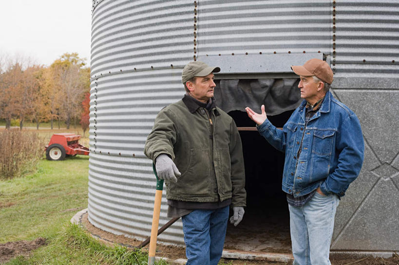西方人,两个人,农民,农场,站,说,横图,室外,白天,正面,讨论,畜牧业,牧场,草地,草坪,植物,帽子,金属制品,欧洲,欧洲人,服装,金属,铲子,工具,仓库,注视,运动帽,草,树,树木,衣服,绿色,自然,观察,看,站着,鸭舌帽,服饰,生长,成长,观看,挖掘,察看,锄,锄头,衣着,穿着,关注,手插袋,单手插袋,农具,畜牧,单手抄兜,单手放兜,牧业,耕具,衣饰,开掘,发掘,开垦,交流,男人,男性,中年男性,白种人,佃农,农场主,农夫,农工,乡下人,小农,庄稼人,插兜,沟通,讲话,交谈,商讨,手插兜,手放口袋,说话,谈话,站立,半身,彩图,手抄兜