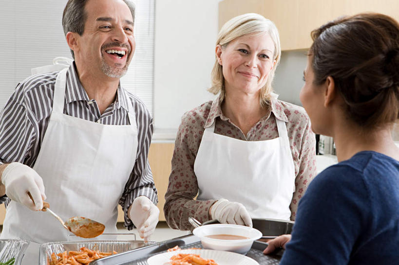 西方人,背部,三个人,伙伴,朋友,站,笑,微笑,露齿笑,横图,室内,白天,正面,烹饪,西餐,友谊,安全,餐桌,桌子,欧洲,欧洲人,许多,握,服装,围裙,勺子,陶瓷,墙,汤,料理,食品,防护,陶瓷制品,注视,休闲装,菜肴,美食,墙壁,墙面,食物,衣服,白色,容器,手套,调羹,汤匙,碗,观察,看,站着,休闲,休闲服,西式,握着,服饰,佳肴,餐台,观看,储藏,保护,察看,储存,关注,保险,志愿者,保全,周全,安稳,安定,防护手套,平安,友情,老年男性,老年女性,男人,男性,女人,女性,白种人,站立,半身,彩图,贮存