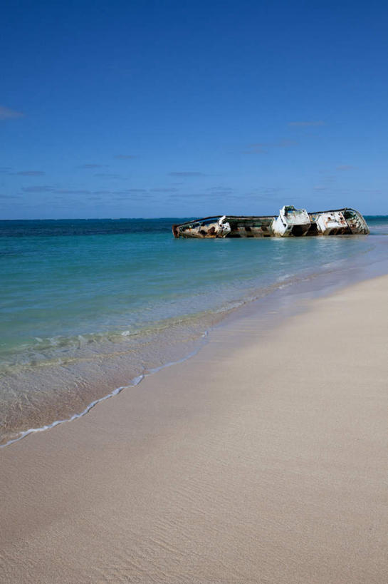 无人,竖图,室外,白天,正面,旅游,度假,海浪,海洋,美景,沙滩,轮船,船,贝壳,汤加,阴影,光线,沙子,影子,海岸,景观,浪花,沙地,破坏,娱乐,破损,蓝色,蓝天,天空,阳光,自然,海水,交通工具,天,享受,休闲,景色,放松,晴朗,损坏,自然风光,载具,大洋洲,丢弃,海景,抛弃,万里无云,遗弃,摈弃,扔掉,扔弃,甩掉,扬弃,汤加王国,友爱群岛,贝类外壳,海螺壳,软体动物外壳,大海,风浪,海,海水的波动,海滩,近岸浪,涌浪,晴空,晴空万里,彩图