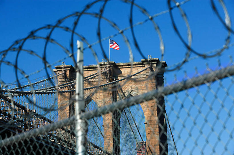 无人,横图,室外,白天,仰视,旅游,度假,安全,标志建筑,城市,大桥,地标,建筑,桥梁,旗帜,国旗,纽约,美国,一面,阴影,飘扬,光线,影子,布鲁克林大桥,桥,曼哈顿,防护,铁丝网,娱乐,建设,蓝色,蓝天,天空,阳光,天,享受,休闲,钢索,旅游胜地,放松,吊桥,晴朗,飘逸,保护,北美,北美洲,飞扬,美洲,保险,纽约州,万里无云,布鲁克林桥,帝国之州,帝国州,北亚美利加洲,亚美利加洲,保全,周全,安稳,安定,石桥墩,铁蒺藜,平安,旗,晴空,晴空万里,彩图,低角度拍摄,曼哈顿岛