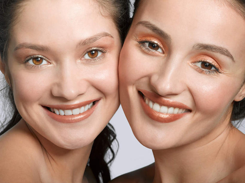 西方人,脸,头,眼睛,脸颊,脖子,眉毛,睫毛,头发,两个人,伙伴,朋友,笑,大笑,横图,室内,特写,白天,白色背景,正面,兴奋,友谊,欧洲,欧洲人,瞳孔,注视,肩膀,黄色,黑色,观察,看,张嘴,眼部,摄影,影棚,观看,察看,关注,张大嘴巴,哈哈大笑,友情,年轻女性,女人,女性,白种人,头部,长发,卷发,脖,睫,颈,颈部,脸部,脸蛋,眉,面部,眼,眼睫毛,眼眉,张开嘴,半身,彩图,影棚拍摄,高兴,狂笑,拍摄,眼眉毛