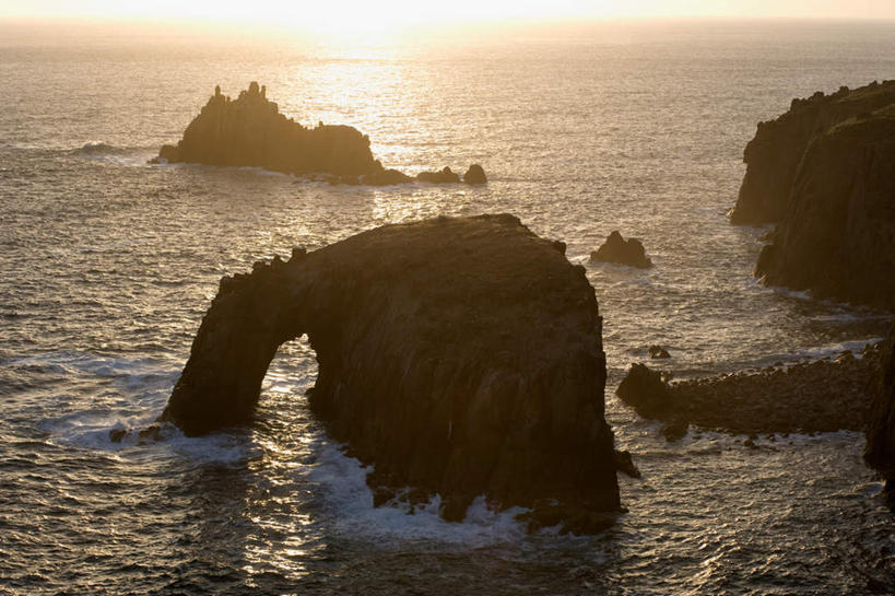 无人,横图,室外,白天,正面,旅游,度假,海浪,海洋,礁石,石头,美景,日落,英国,欧洲,阴影,光线,石子,影子,景观,浪花,水平线,晚霞,霞光,落日,拱门,辽阔,海平线,娱乐,阳光,自然,海水,黄昏,享受,休闲,广阔,景色,彩霞,放松,一望无际,西欧,自然风光,大不列颠,海景,大不列颠及北爱尔兰联合王国,大不列颠联合王国,日不落英帝国,无边无际,一马平川,夕照,康沃尔,康沃尔郡,兰兹角,大海,风浪,海,海水的波动,礁,近岸浪,石块,岩石,涌浪,夕阳,彩图,水天相接,水天一线,斜阳