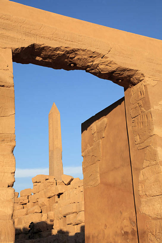 无人,竖图,室外,白天,仰视,旅游,度假,名胜古迹,标志建筑,地标,建筑,雕塑,非洲,埃及,遗迹,艺术,装饰,标志,雕刻,雕像,文字,字符,字母,神庙,古迹,文物,娱乐,标识,建设,古建筑,蓝色,蓝天,天空,工艺品,天,享受,休闲,旅游胜地,放松,晴朗,纪念,美术,方尖碑,古埃及,主题,陈列,古文明,北非,万里无云,阿拉伯埃及共和国,金字塔之国,棉花之国,功能,美学,卡尔纳克神庙,卡纳克神庙,阿非利加洲,底比斯,百门之都,晴空,晴空万里,彩图,低角度拍摄