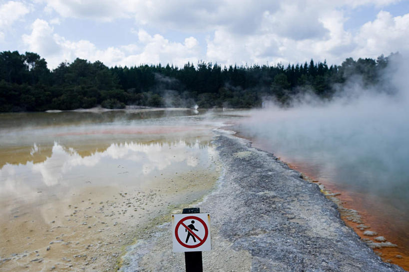 无人,横图,室外,白天,正面,旅游,度假,美景,森林,树林,温泉,植物,雾,指示牌,新西兰,阴影,沸腾,光线,蒸汽,标志,文字,影子,景观,云,云朵,水蒸气,雾气,警告,云彩,娱乐,标识,树,树木,蓝色,绿色,白云,蓝天,天空,阳光,自然,天,享受,休闲,温暖,景色,放松,警示,泉水,生长,温和,晴朗,成长,禁止,气体,提醒,提示,限制,自然风光,大洋洲,蒸发,纽西兰,长白云之乡,新西兰北岛,地热,罗托鲁阿,罗托鲁瓦,危险,晴空,彩图