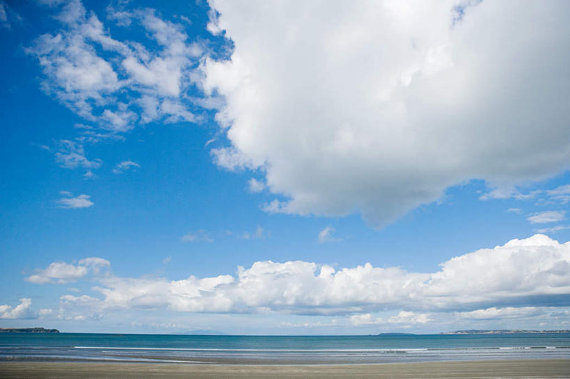 无人,横图,室外,白天,正面,旅游,度假,海浪,海洋,美景,沙滩,新西兰,阴影,光线,沙子,影子,海岸,景观,浪花,水平线,云,云朵,辽阔,海平线,沙地,云彩,娱乐,蓝色,白云,蓝天,天空,阳光,自然,海水,天,享受,休闲,广阔,景色,放松,晴朗,一望无际,自然风光,大洋洲,海景,奥克兰,纽西兰,长白云之乡,无边无际,一马平川,奥克兰区,奥克兰市,风帆之都,大海,风浪,海,海水的波动,海滩,近岸浪,涌浪,晴空,彩图,水天相接,水天一线