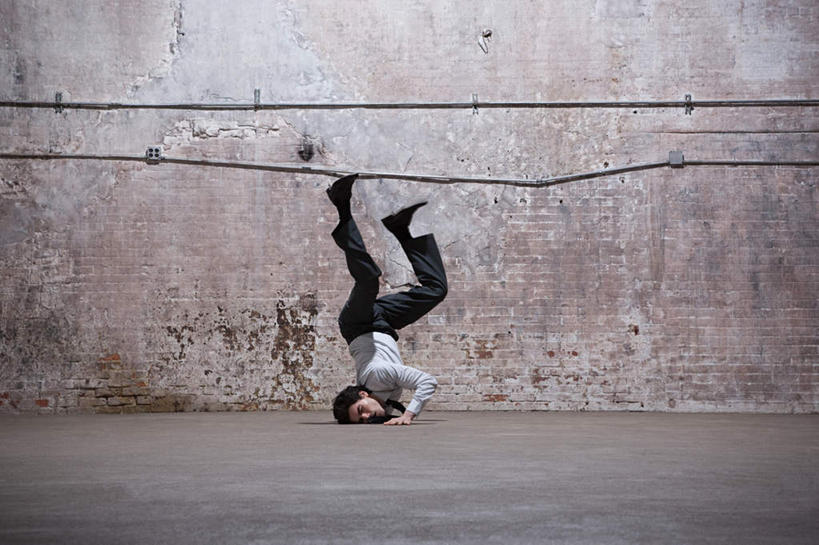 西方人,一个人,商务人士,商务男性,横图,室内,白天,正面,衬衫,摔跤,石头,欧洲,欧洲人,仅一个男性,仅一个人,套装,石子,墙,仓库,注视,墙壁,墙面,仅一个年轻男性,观察,看,疼痛,观看,悲伤,察看,关注,痛苦,商务装,工薪阶层,疾苦,苦楚,摔交,男人,男性,年轻男性,白种人,白领,上班族,石块,彩图,全身,衬衣,堆栈