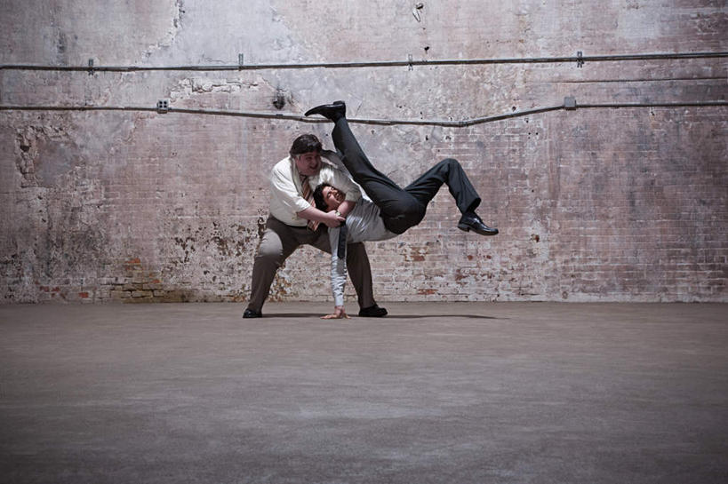 西方人,两个人,伙伴,朋友,商务人士,商务男性,站,横图,室内,白天,正面,衬衫,友谊,合作,团队,摔跤,石头,欧洲,欧洲人,套装,石子,墙,领带,仓库,注视,墙壁,墙面,观察,看,站着,战略,观看,打架,察看,象征,庄重,关注,打斗,商务装,身份,工薪阶层,斗殴,联合,合谋,正式,地位,摔交,配合,协作,男人,男性,年轻男性,中年男性,白种人,白领,上班族,石块,站立,彩图,全身,衬衣,堆栈