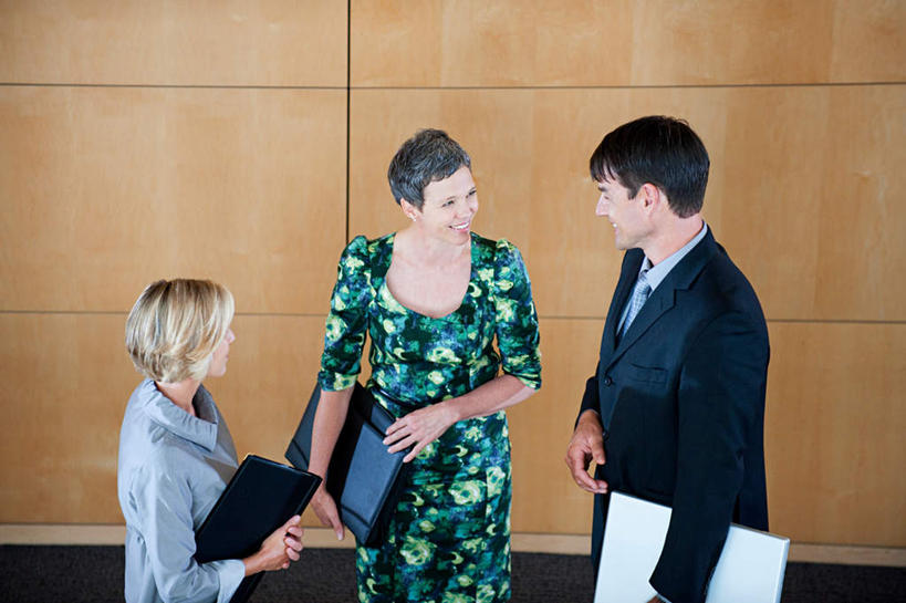 西方人,三个人,同事,商务人士,商务男性,商务女性,办公室,站,笑,说,微笑,露齿笑,横图,室内,白天,正面,衬衫,讨论,成功,合作,团队,集体,信心,欧洲,欧洲人,阴影,套装,反射,材料,档案,文件,影子,三份,队伍,相视,资料,站着,面对面,对视,领导,互视,成就,文档,相对,商务装,合伙,领袖,工薪阶层,相看,交流,男人,男性,女人,女性,中年男性,中年女性,白种人,白领,上班族,沟通,讲话,交谈,商讨,说话,谈话,站立,半身,彩图,衬衣