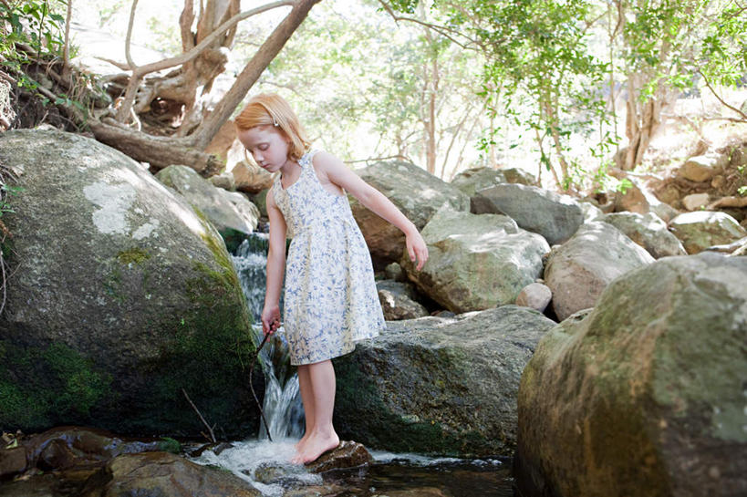 西方人,儿童,腿部,脚,脚趾,脚趾甲,腿,一个人,走,横图,室外,白天,正面,裙子,纯洁,草地,草坪,石头,美景,植物,欧洲,欧洲人,仅一个女性,仅一个人,阴影,连衣裙,服装,光线,石子,影子,景观,枝条,注视,休闲装,光脚,草,树,树木,树枝,小孩,衣服,绿色,阳光,自然,低头,观察,看,仅一个小孩,休闲,赤脚,休闲服,景色,可爱,童年,童趣,小心,服饰,生长,成长,观看,察看,关注,自然风光,童真,烂漫,无邪,警惕,谨慎,垂头,虬枝,枝杈,天真,女孩,女人,女性,白种人,孩子,脚指甲,石块,岩石,步行,走路,彩图,全身,女生