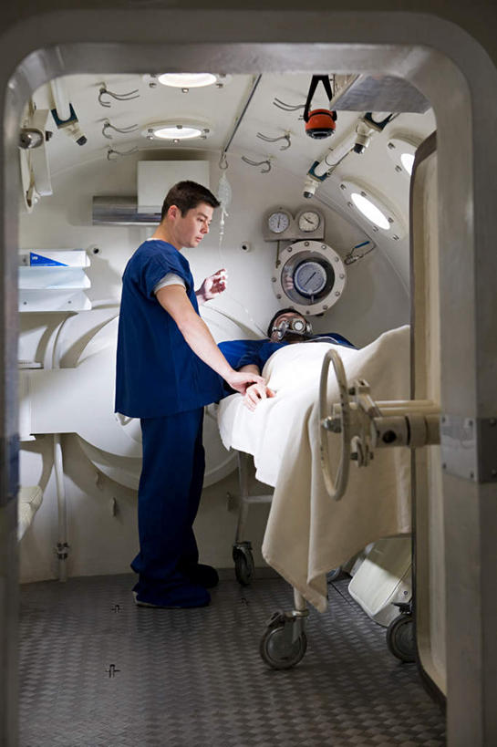 西方人,两个人,医生,病人,医院,站,躺,竖图,室内,白天,侧面,工作服,制服,床,欧洲,欧洲人,服装,床单,注视,被子,衣服,观察,看,站着,医护人员,医疗人员,服饰,单人床,观看,察看,手术室,担架,被单,衣着,穿着,关注,病患,医疗机构,工作制服,衣饰,卧着,男人,男性,中年男性,白种人,大夫,患者,就医者,躺着,卧,站立,彩图,全身,工作套服,病院,诊所