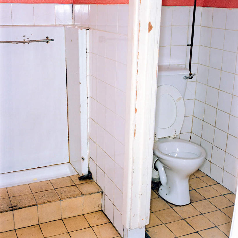 无人,方图,室内,白天,正面,生活用品,卫生间,洗手间,瓷砖,地砖,马桶,墙,地面,墙壁,墙面,座便器,肮脏,卫浴,邋遢,子孙桶,龌龊,污秽,恶浊,厕所,彩图