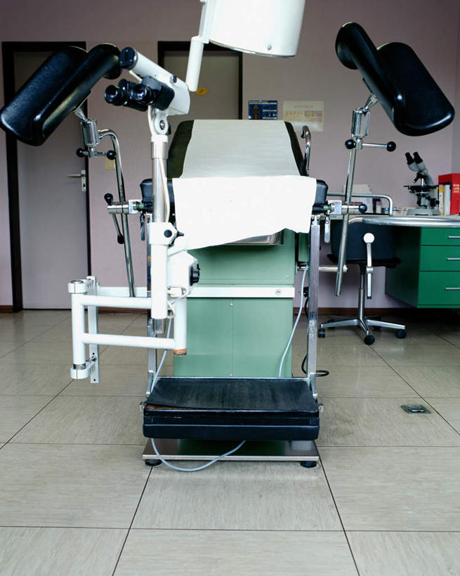 无人,医院,竖图,室内,白天,正面,床,照明,瓷砖,地砖,墙,灯光,床单,地面,被子,墙壁,墙面,灯,灯具,单人床,照亮,手术,医疗设备,被单,照明设备,医疗器械,手术台,无影灯,医疗机构,彩图,病院,诊所