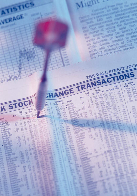 无人,竖图,俯视,室内,特写,白天,阅读,成功,胜利,股票,数据,桌面,桌子,静物,报纸,学习,阴影,朦胧,模糊,反射,分析,曲线,木制,图表,影子,表格,飞镖,一个,木制品,看,浏览,K线图,金融,经济,单个,靶心,统计,折线,瞄准,颈线,流通,贸易,镖针,飞镖运动,K线,股价图,蜡烛图,彩图,高角度拍摄,证券