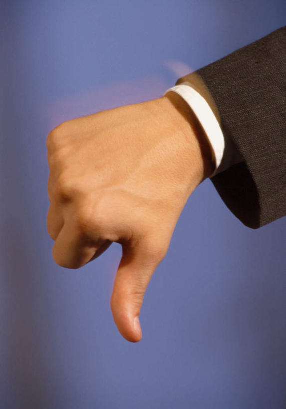 西方人,手,一个人,商务人士,商务男性,竖图,室内,特写,白天,正面,衬衫,欧洲,欧洲人,仅一个男性,仅一个人,蓝色背景,套装,朦胧,模糊,仅一个年轻男性,手势,手部,竖,摄影,影棚,翘,单手,鄙视,商务装,工薪阶层,藐视,讽刺,蔑视,嘲笑,朝下,男人,男性,年轻男性,白种人,大拇指,白领,上班族,半身,彩图,影棚拍摄,衬衣,拍摄,向下