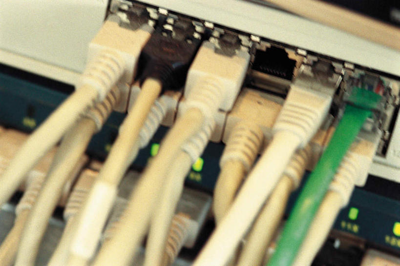 无人,横图,俯视,室内,特写,白天,通讯,数据,静物,许多,阴影,朦胧,模糊,环绕,缠绕,反射,传输,影子,网线,水晶头,纠缠,路由器,线缆,彩图,高角度拍摄