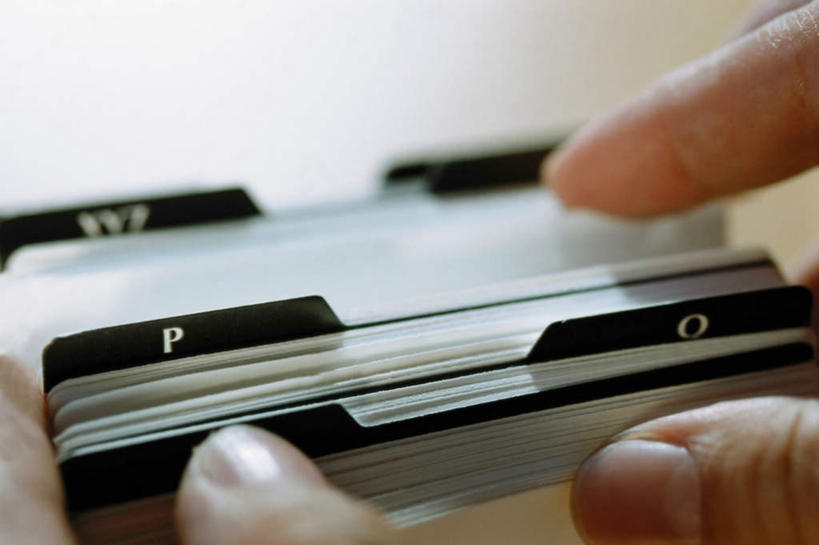 西方人,手,一个人,横图,室内,特写,白天,正面,欧洲,欧洲人,双手,仅一个男性,仅一个人,一排,许多,握,阴影,朦胧,模糊,整齐,反射,英文,标志,材料,档案,文件,文字,影子,字符,字母,标识,排列,仅一个年轻男性,资料,手部,握着,英文字母,寻找,队列,文档,寻觅,探求,男人,男性,年轻男性,白种人,半身,彩图