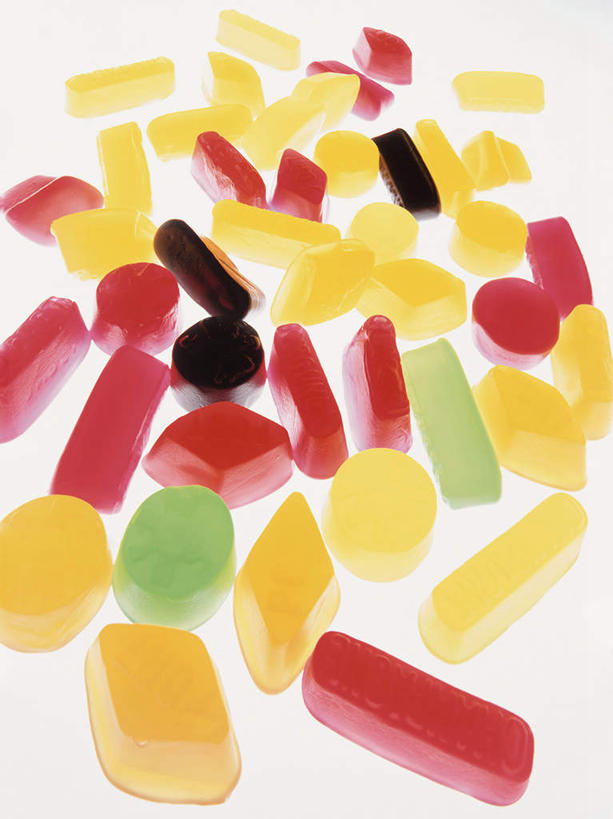 无人,竖图,俯视,室内,特写,白天,白色背景,一堆,许多,阴影,堆叠,堆积,朦胧,模糊,反射,影子,食品,糖,糖果,甜点,甜品,棕色,软糖,橡皮糖,食物,黄色,红色,绿色,甜食,摄影,影棚,堆,彩图,高角度拍摄,影棚拍摄,拍摄