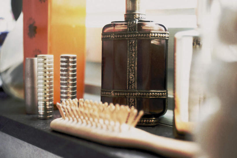 无人,横图,室内,特写,白天,正面,桌面,桌子,静物,阴影,朦胧,模糊,反射,木制,罐子,影子,梳子,玻璃制品,一个,玻璃瓶,化妆刷,木制品,瓶子,刷子,日用品,单个,美容工具,指甲刷,化妆工具,美发用品,彩图