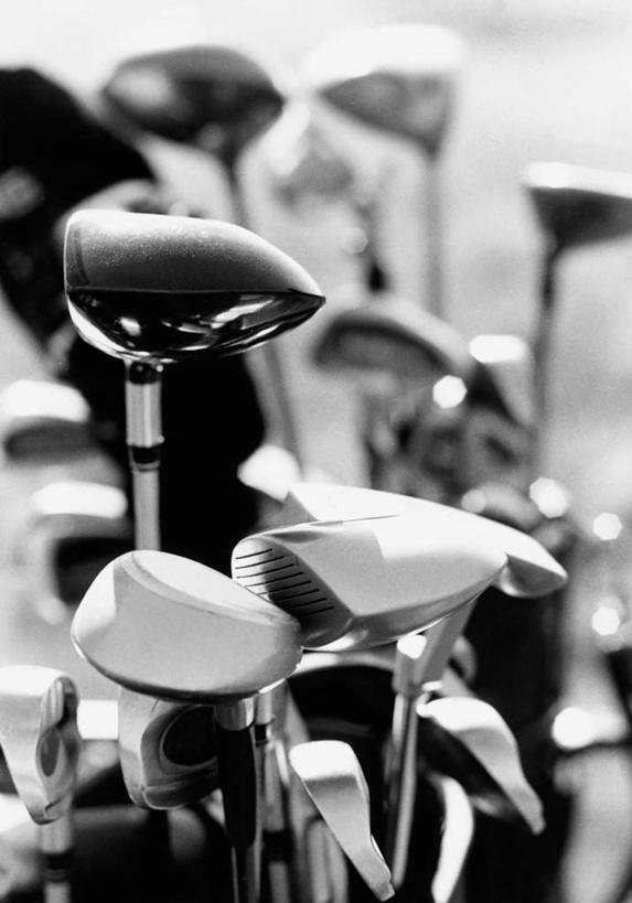 无人,竖图,黑白,室外,特写,白天,正面,草地,草坪,植物,阴影,朦胧,模糊,光线,高尔夫,高尔夫球,影子,球场,高尔夫球场,草,阳光,高尔夫球杆,绿茵场,高尔夫运动,高尔夫球具,高尔夫球杆包,高尔夫拉杆箱,高尔夫拉杆包