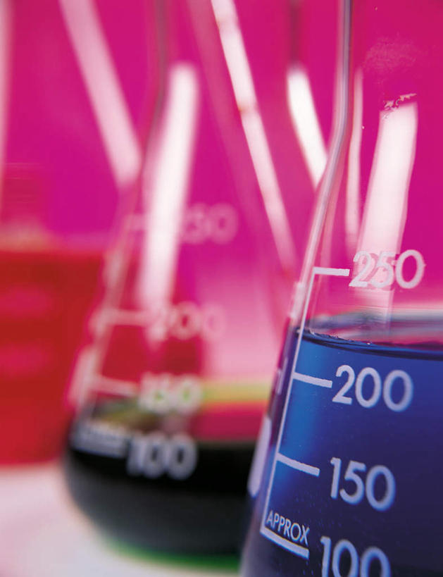 无人,竖图,室内,特写,白天,仰视,实验,仪器,桌子,静物,杯子,阴影,粉色背景,朦胧,模糊,研究,透明,反射,分析,化学,测试,滴管,烧瓶,试管,液体,影子,锥形瓶,书桌,玻璃制品,红色,蓝色,绿色,玻璃瓶,课桌,瓶子,器皿,摄影,影棚,计量,玻璃仪器,试验耗材,实验用品,吸液管,三角烧瓶,依氏烧瓶,锥形烧瓶,移液管,玻璃杯,彩图,低角度拍摄,影棚拍摄,拍摄