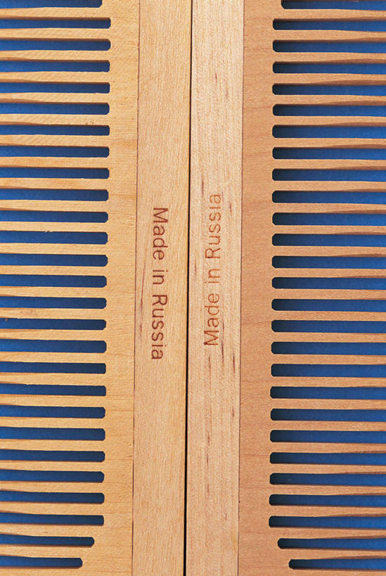 无人,竖图,俯视,室内,特写,白天,桌面,桌子,静物,黑色背景,木制,梳子,两个,木制品,日用品,摄影,影棚,美发用品,彩图,高角度拍摄,影棚拍摄,拍摄