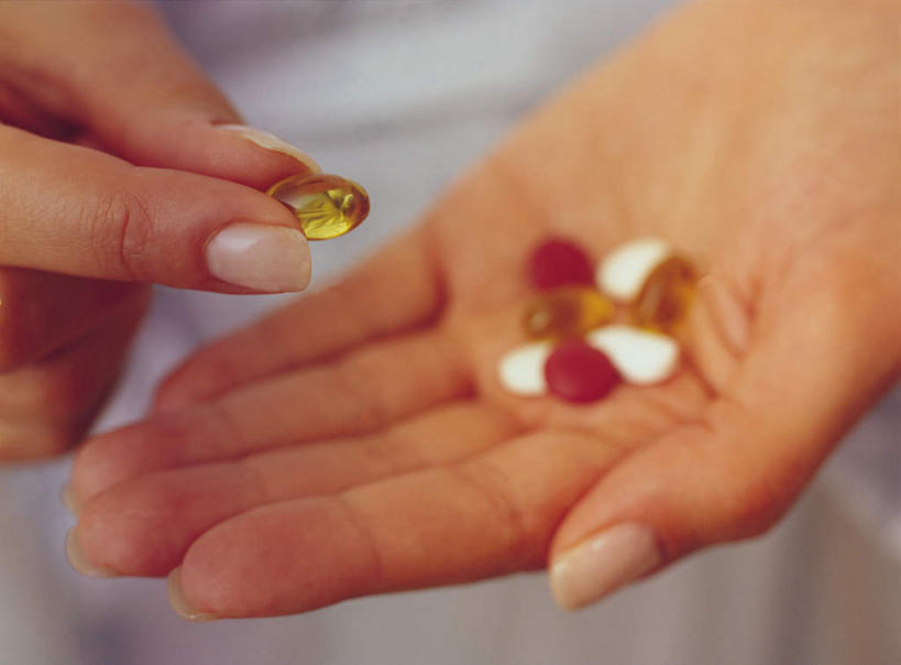 西方人,手,一个人,捧,横图,俯视,室内,特写,白天,白色背景,浴袍,安全,欧洲,欧洲人,双手,仅一个年轻女性,仅一个女性,仅一个人,握,朦胧,模糊,药剂,药丸,防护,拿,拿着,药片,药品,手部,治疗,握着,摄影,影棚,保护,药物,医疗,保险,预防,平安,年轻女性,女人,女性,白种人,端,端着,捧着,手捧,半身,彩图,高角度拍摄,影棚拍摄,汤帷子,浴衣,拍摄