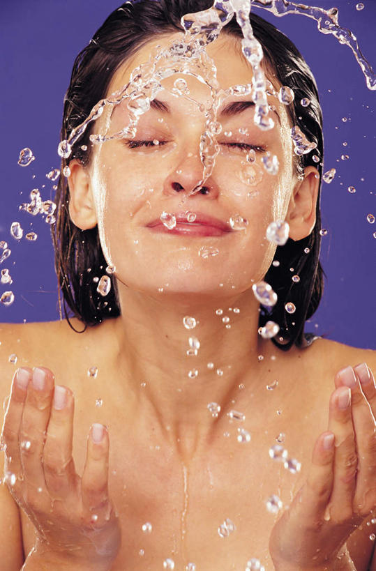 西方人,脸,头,脸颊,脖子,手,锁骨,肩胛骨,胸骨,肋骨,头发,一个人,闭眼,捧,笑,微笑,竖图,室内,特写,白天,正面,化妆,美容,欧洲,欧洲人,双手,仅一个年轻女性,仅一个女性,仅一个人,护肤,飞溅,溅,液体,水滴,洗脸,裸露,肩膀,水珠,黑色,清洁,保养,享受,休闲,手部,放松,保健,摄影,影棚,喷洒,裸,养颜,胸椎,腰骨,肋软骨,年轻女性,女人,女性,白种人,头部,长发,直发,脖,颈,颈部,脸部,脸蛋,面部,闭眼睛,闭着眼,闭着眼睛,端,端着,捧着,手捧,半身,彩图,影棚拍摄,拍摄