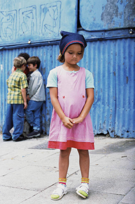 西方人,儿童,四个人,伙伴,朋友,站,说,双手交叉,横图,室外,白天,正面,裙子,讨论,友谊,纯洁,欧洲,欧洲人,连衣裙,服装,墙,注视,休闲装,墙壁,墙面,小孩,衣服,蓝色,观察,看,站着,休闲,休闲服,可爱,童年,童趣,服饰,观看,察看,关注,童真,烂漫,无邪,孤立,伶仃,交流,天真,友情,男孩,男人,男性,女孩,女人,女性,白种人,沟通,讲话,交谈,商讨,十字手,说话,谈话,站立,彩图,全身,男生,女生