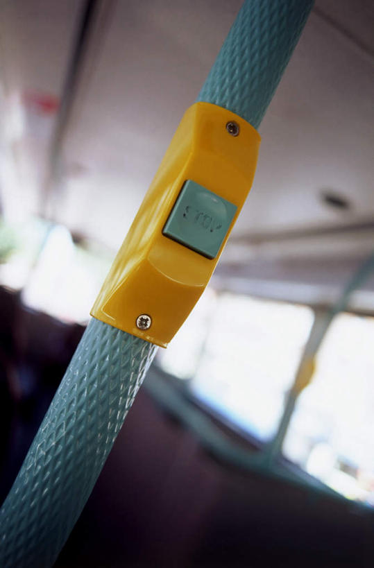 无人,竖图,室内,特写,白天,正面,零件,电路,窗户,公共汽车,静物,一辆,关闭,阴影,朦胧,模糊,反射,扶手,影子,巴士,公交车,开关,玻璃窗,车,按钮,把手,车窗,交通工具,打开,禁止,开启,克制,载具,阻止,闭合,公交车拉手,制止,拉手,彩图