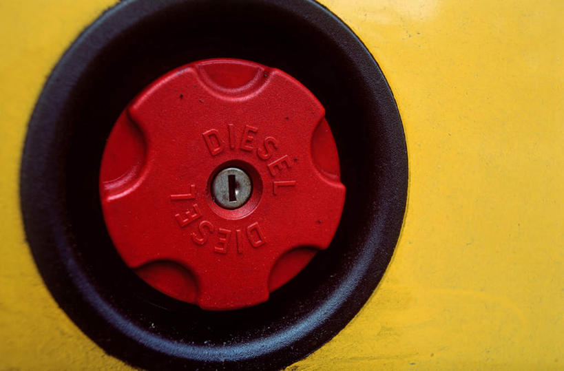 无人,横图,室内,特写,白天,背景,正面,汽车,静物,一辆,阴影,反射,英文,标志,盖子,文字,影子,字符,字母,标识,车,黄色,红色,交通工具,轿车,英文字母,载具,油箱,彩图