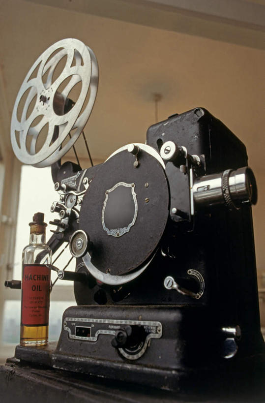 无人,竖图,室内,白天,正面,门,桌子,阴影,反射,影子,墙,墙壁,墙面,玻璃制品,一个,玻璃瓶,瓶子,门框,单个,古董,古玩,放映机,电影放映机,彩图