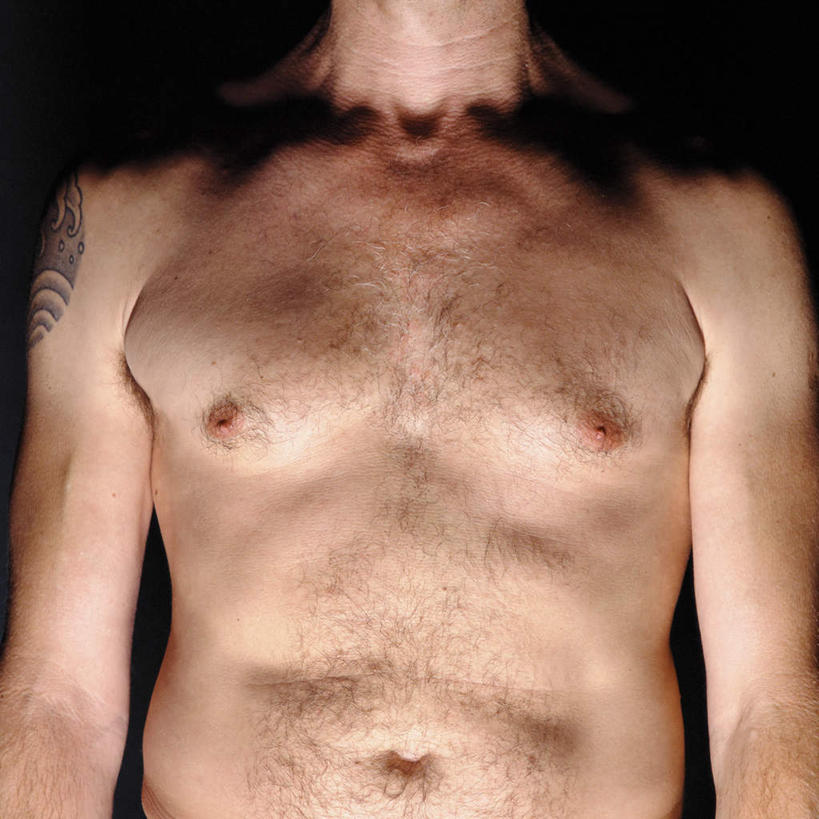 西方人,胸,腹部,肚脐,一个人,站,方图,室内,特写,白天,正面,欧洲,欧洲人,仅一个男性,仅一个人,仅一个中年男性,绿色背景,阴影,反射,影子,裸露,站着,肚脐眼,摄影,影棚,裸,男人,男性,中年男性,白种人,腹,肚子,胸部,站立,半身,彩图,影棚拍摄,拍摄