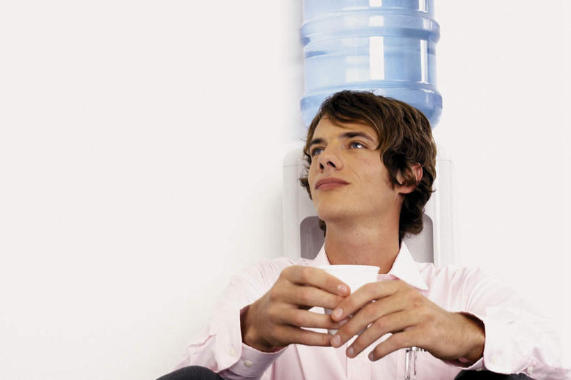 西方人,一个人,商务人士,商务男性,坐,横图,室内,白天,正面,衬衫,杯子,欧洲,欧洲人,仅一个男性,仅一个人,握,套装,墙,拿,拿着,注视,墙壁,墙面,仅一个年轻男性,一个,白色,纸制品,观察,看,靠,靠着,握着,单个,观看,纸杯,察看,饮水机,关注,一次性杯子,商务装,工薪阶层,男人,男性,年轻男性,白种人,白领,上班族,抬头,仰头,坐着,半身,彩图,衬衣