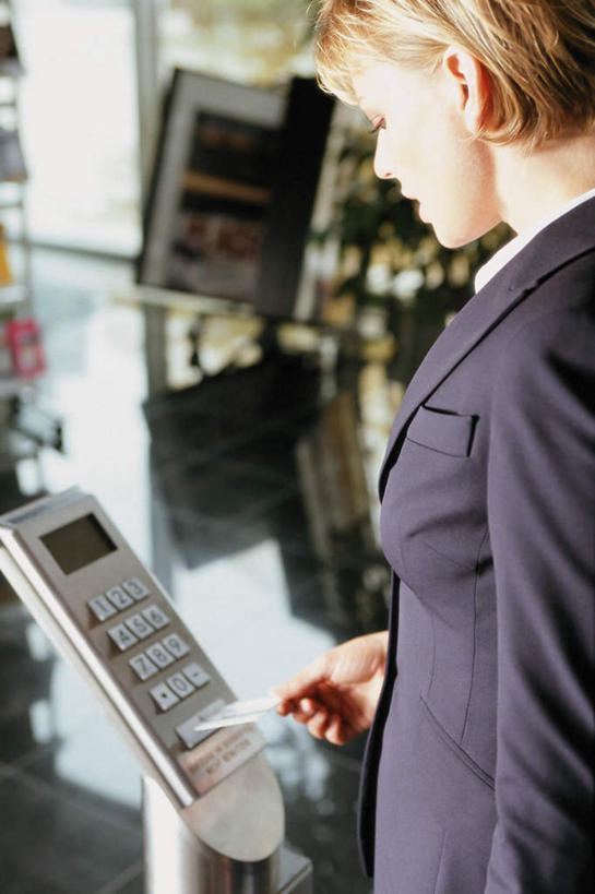 西方人,一个人,商务人士,商务女性,站,竖图,室内,白天,侧面,安全,欧洲,欧洲人,仅一个年轻女性,仅一个女性,仅一个人,握,套装,朦胧,模糊,防护,拿,拿着,注视,观察,看,站着,握着,密码,观看,保护,察看,关注,保险,商务装,工薪阶层,保全,周全,安稳,安定,平安,年轻女性,女人,女性,白种人,白领,上班族,站立,半身,彩图