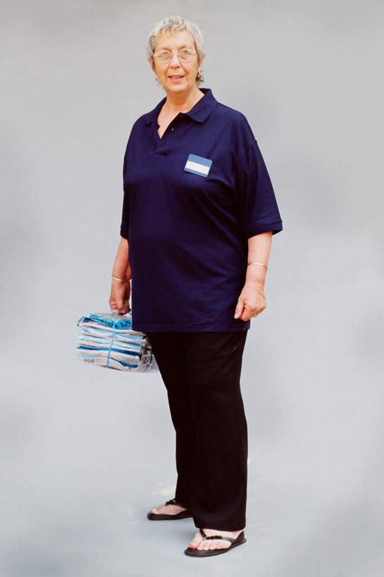 西方人,一个人,站,竖图,室内,白天,正面,工作服,凉鞋,制服,报纸,鞋子,欧洲,欧洲人,仅一个女性,仅一个人,一堆,一副,一双,许多,堆叠,堆积,灰色背景,信息,眼镜,拎,注视,标识,吊牌,一个,蓝色,胸牌,观察,看,站着,仅一个中年女性,摄影,影棚,单个,观看,堆,新闻,察看,徽章,关注,身份,销售员,近视眼镜,胸章,胸卡,编号牌,雕刻牌,工号牌,胸号牌,胸徽,员工牌,工作制服,女人,女性,中年女性,白种人,站立,彩图,全身,影棚拍摄,工作套服,夹趾拖鞋,人字拖,人字拖鞋,拍摄,报刊,拎着