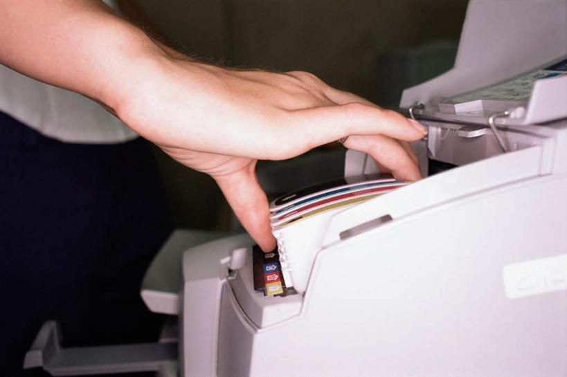 西方人,手,一个人,站,横图,彩色,室内,特写,白天,正面,打印机,欧洲,欧洲人,仅一个年轻女性,仅一个女性,仅一个人,握,阴影,反射,影子,办公用品,站着,手部,握着,单手,办公设备,输出设备,年轻女性,女人,女性,白种人,站立,半身,彩图,墨盒,打印