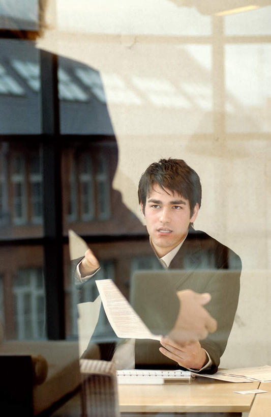 西方人,背部,两个人,同事,商务人士,商务男性,办公室,站,坐,竖图,室内,白天,正面,衬衫,成功,合作,团队,集体,信心,窗户,家具,桌子,欧洲,欧洲人,阴影,套装,反射,材料,档案,文件,影子,办公桌,队伍,玻璃窗,相视,资料,站着,面对面,对视,领导,互视,成就,文档,相对,商务装,争执,合伙,领袖,工薪阶层,相看,办公家具,争辩,男人,男性,年轻男性,白种人,白领,上班族,站立,争论,坐着,半身,彩图,衬衣