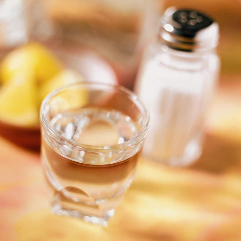 无人,方图,俯视,室内,特写,白天,餐桌,桌子,杯子,阴影,朦胧,模糊,反射,罐子,影子,冰,冰块,酒类,一杯,冷冻,玻璃制品,酒,饮料,一个,玻璃瓶,瓶子,水杯,寒冷,冷藏,单个,餐台,冰冷,龙舌兰酒,蒸馏酒,保鲜,特基拉酒,烈酒,玻璃杯,彩图,高角度拍摄