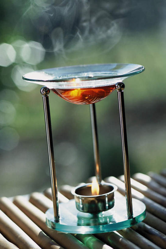 无人,竖图,室外,特写,白天,正面,桌面,桌子,蜡烛,阴影,朦胧,模糊,光线,木制,火焰,影子,烛光,燃烧,阳光,精油,木制品,香薰,点燃,烟,放松,芳香疗法,舒心,舒缓,香薰精油,养颜,减压,香薰疗法,植物精油,彩图