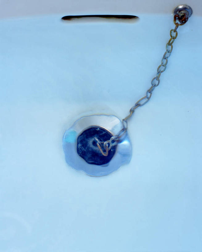 无人,竖图,俯视,室内,特写,白天,水,金属制品,阴影,反射,金属,水槽,液体,影子,水滴,水斗,链子,堵塞,梗塞,拥塞,彩图,高角度拍摄