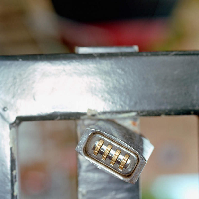 无人,栏杆,方图,室内,特写,白天,正面,纯洁,安全,静物,朦胧,模糊,标志,数字,文字,字符,围栏,银色,防护,标识,护栏,锁,一个,密码,阿拉伯数字,信仰,单个,保护,高贵,保险,私密,保全,周全,安稳,安定,防盗,雅致,平安,彩图