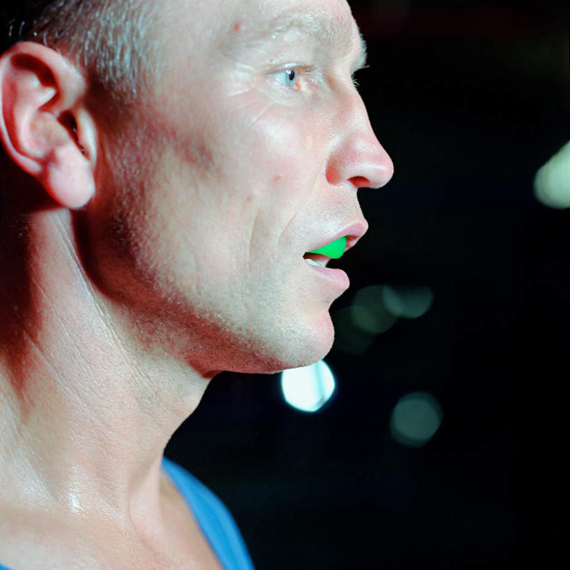 西方人,脸,头,脸颊,脖子,一个人,站,方图,室内,特写,白天,侧面,安全,欧洲,欧洲人,仅一个男性,仅一个人,仅一个中年男性,服装,防护,注视,肩膀,衣服,蓝色,模型,观察,看,站着,服饰,模具,观看,保护,察看,衣着,穿着,关注,矫正,牙科,保险,牙套,牙箍,保全,周全,安稳,安定,校正,校准,牙饰,衣饰,平安,男人,男性,中年男性,白种人,头部,脖,颈,颈部,脸部,脸蛋,面部,站立,半身,彩图