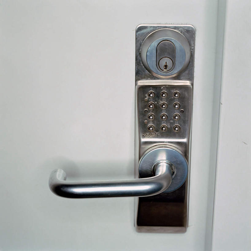 无人,方图,俯视,室内,特写,白天,安全,门,静物,一排,阴影,整齐,并列,并排,反射,标志,数字,文字,影子,字符,防护,标识,排列,把手,门把手,门框,密码,阿拉伯数字,保护,门把,队列,保险,平行,保全,周全,安稳,安定,平安,拉手,彩图,高角度拍摄