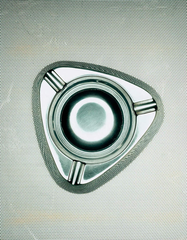 无人,竖图,俯视,室内,特写,白天,纯洁,静物,金属制品,阴影,反射,金属,影子,银色,一个,摄影,信仰,影棚,单个,烟灰缸,高贵,雅致,烟碟,烟盅,彩图,高角度拍摄,影棚拍摄,拍摄