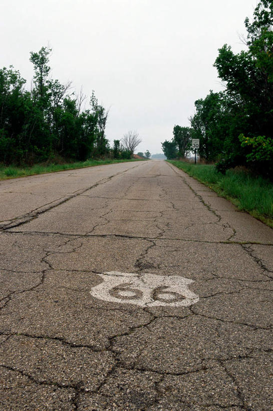 无人,竖图,室外,白天,正面,旅游,度假,草地,草坪,美景,植物,道路,路,公路,美国,标志,数字,文字,字符,景观,交通,娱乐,标识,草,树,树木,绿色,自然,享受,休闲,景色,放松,阿拉伯数字,生长,成长,北美,北美洲,自然风光,美洲,北亚美利加洲,亚美利加洲,堪萨斯,堪萨斯州,向日葵之州,向日葵州,马路,彩图