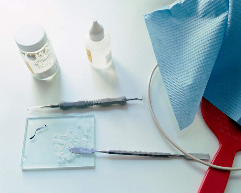 无人,横图,俯视,室内,特写,白天,安全,实验,仪器,桌面,桌子,研究,透明,分析,化学,测试,木制,滴管,药剂,药丸,防护,药片,玻璃制品,木制品,瓶子,塑料制品,药品,纸巾,器皿,塑料瓶,治疗,保护,药物,医疗,保险,预防,计量,玻璃仪器,试验耗材,实验用品,吸液管,移液管,平安,彩图,高角度拍摄