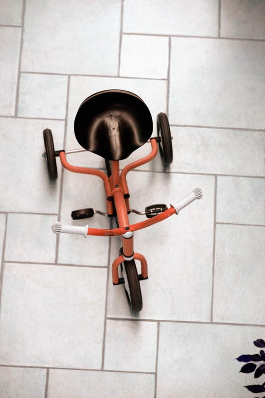 无人,竖图,俯视,室内,特写,白天,静物,一辆,阴影,反射,瓷砖,地砖,影子,三轮车,地面,车,脚踏车,交通工具,载具,彩图,高角度拍摄